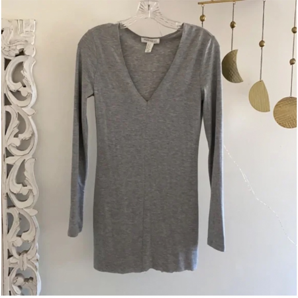 🪞 classic v neck long sleeve raw hem midi dress in light grey women’s medium
